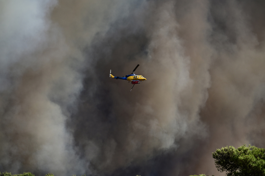 Φωτιά στην Αττική:   Τα 30χλμ. φτάνει το μέτωπο της πυρκαγιάς που καίει το Πεντελικό όρος - Επιχειρούν 670 πυροσβέστες