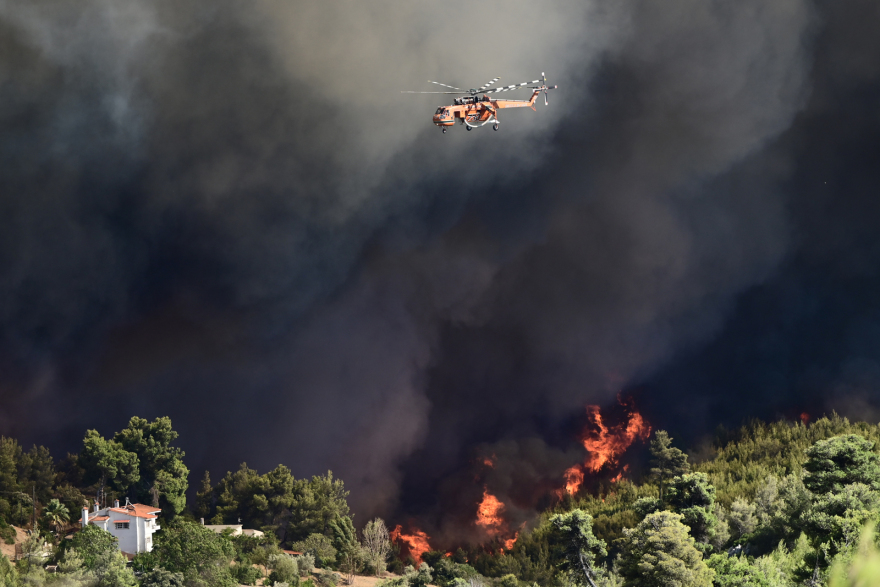 Φωτιά στην Αττική:   Τα 30χλμ. φτάνει το μέτωπο της πυρκαγιάς που καίει το Πεντελικό όρος - Επιχειρούν 670 πυροσβέστες