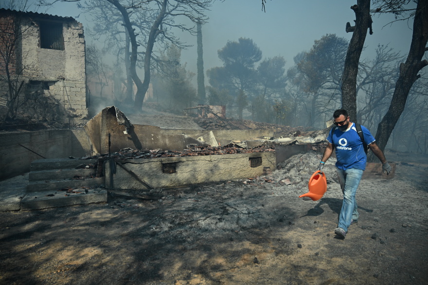 Φωτιά στην Αττική: Καταστράφηκαν σπίτια, επιχειρήσεις και περιουσίες σε Βριλήσσια, Πεντέλη, Χαλάνδρι - Βίντεο και φωτογραφίες