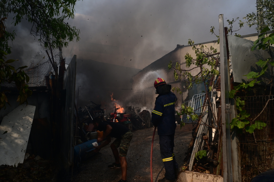 Φωτιά στην Αττική: Καταστράφηκαν σπίτια, επιχειρήσεις και περιουσίες σε Βριλήσσια, Πεντέλη, Χαλάνδρι - Βίντεο και φωτογραφίες