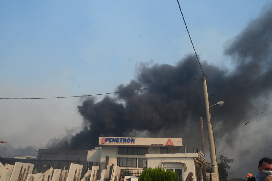 Φωτιά στην Αττική: Καταστράφηκαν σπίτια, επιχειρήσεις και περιουσίες σε Βριλήσσια, Πεντέλη, Χαλάνδρι - Βίντεο και φωτογραφίες