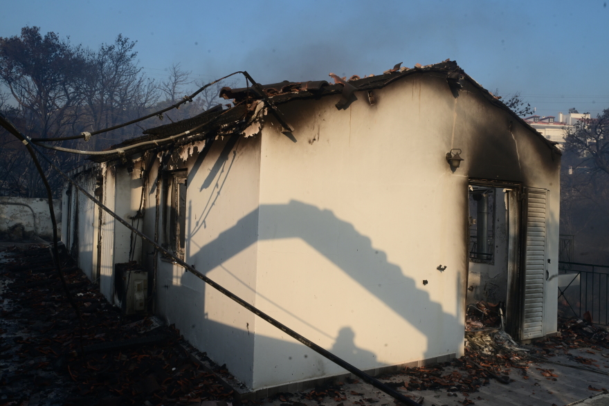 Φωτιά στην Αττική: Καταστράφηκαν σπίτια, επιχειρήσεις και περιουσίες σε Βριλήσσια, Πεντέλη, Χαλάνδρι - Βίντεο και φωτογραφίες