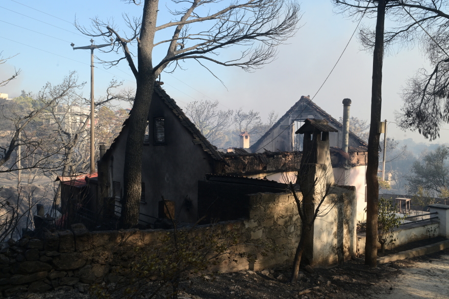 Φωτιά στην Αττική: Καταστράφηκαν σπίτια, επιχειρήσεις και περιουσίες σε Βριλήσσια, Πεντέλη, Χαλάνδρι - Βίντεο και φωτογραφίες