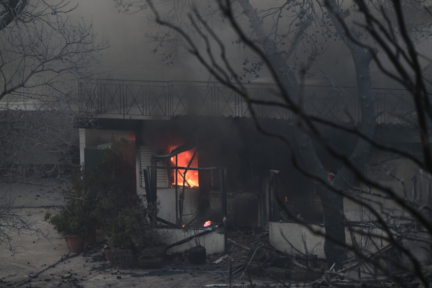 Φωτιά στην Αττική: Καταστράφηκαν σπίτια, επιχειρήσεις και περιουσίες σε Βριλήσσια, Πεντέλη, Χαλάνδρι - Βίντεο και φωτογραφίες