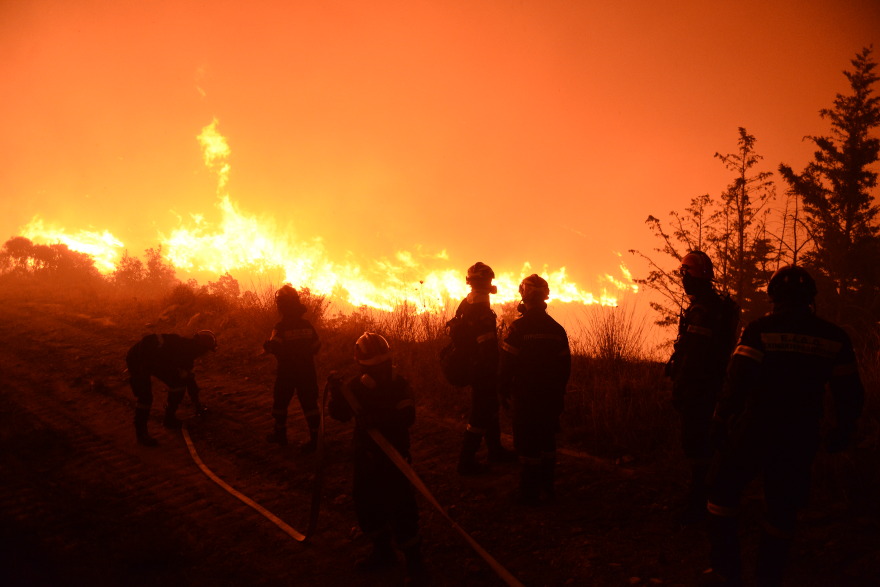 Φωτιά στην Αττική:   Τα 30χλμ. φτάνει το μέτωπο της πυρκαγιάς που καίει το Πεντελικό όρος - Επιχειρούν 670 πυροσβέστες