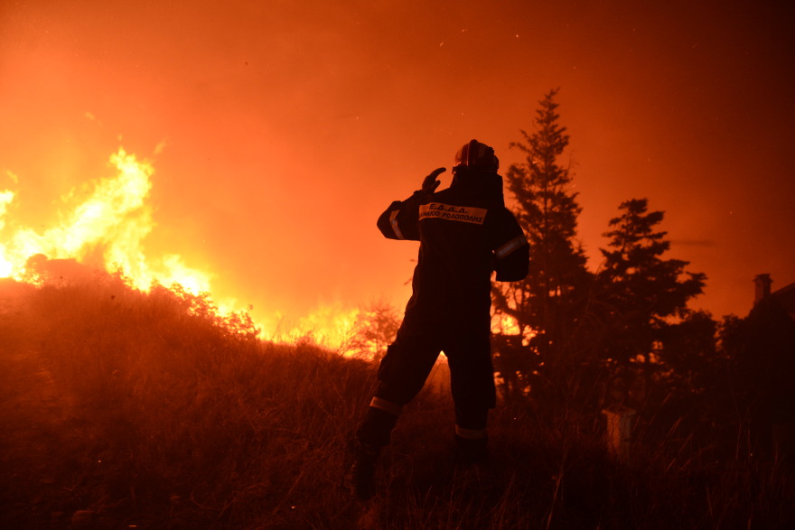 Φωτιά στην Αττική:   Τα 30χλμ. φτάνει το μέτωπο της πυρκαγιάς που καίει το Πεντελικό όρος - Επιχειρούν 670 πυροσβέστες
