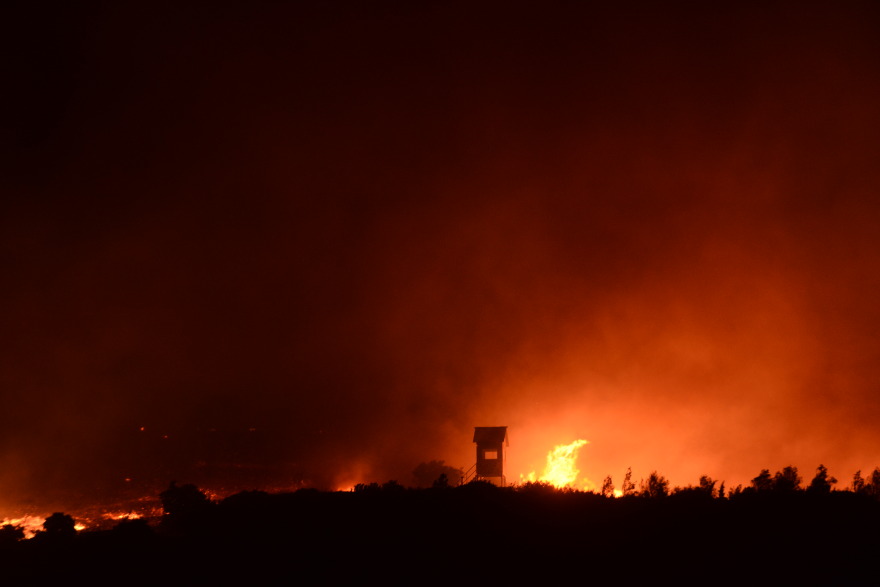Φωτιά στην Αττική:   Τα 30χλμ. φτάνει το μέτωπο της πυρκαγιάς που καίει το Πεντελικό όρος - Επιχειρούν 670 πυροσβέστες