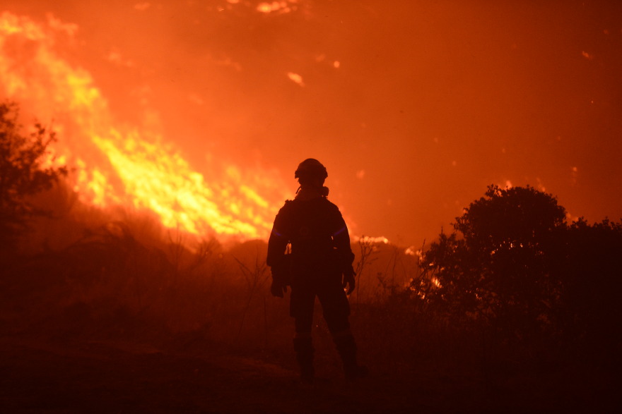 Φωτιά στην Αττική:   Τα 30χλμ. φτάνει το μέτωπο της πυρκαγιάς που καίει το Πεντελικό όρος - Επιχειρούν 670 πυροσβέστες