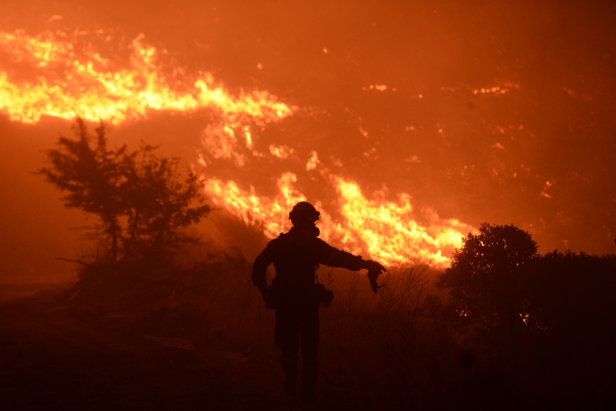 Φωτιά στην Αττική:   Τα 30χλμ. φτάνει το μέτωπο της πυρκαγιάς που καίει το Πεντελικό όρος - Επιχειρούν 670 πυροσβέστες