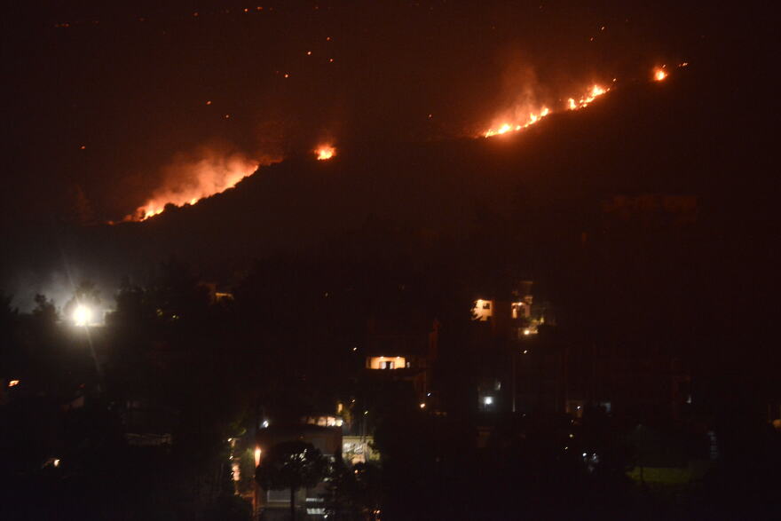 Φωτιά στην Αττική:   Τα 30χλμ. φτάνει το μέτωπο της πυρκαγιάς που καίει το Πεντελικό όρος - Επιχειρούν 670 πυροσβέστες