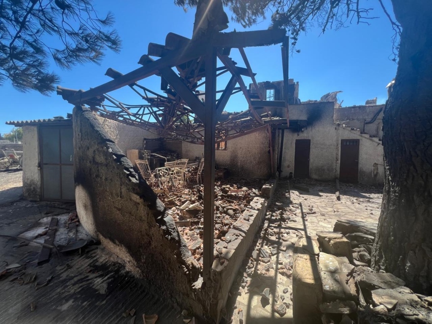 Φωτιά στην Αττική: Στις φλόγες παραδόθηκαν σπίτια, από θαύμα γλίτωσε το ησυχαστήριο του Θανάση Ευθυμιάδη