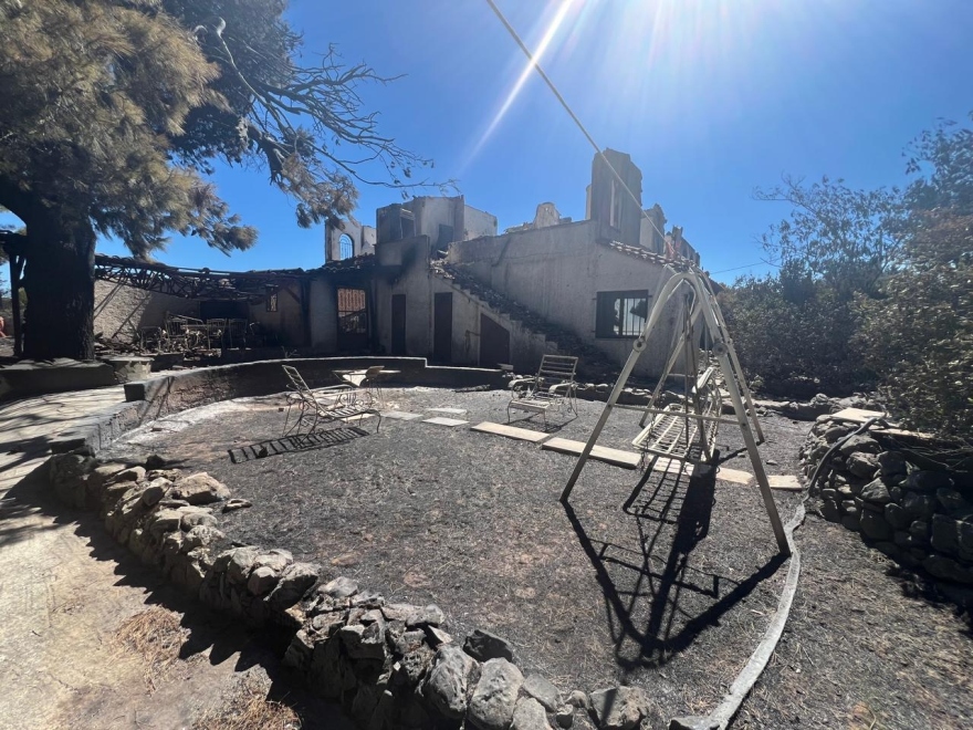 Φωτιά στην Αττική: Στις φλόγες παραδόθηκαν σπίτια, από θαύμα γλίτωσε το ησυχαστήριο του Θανάση Ευθυμιάδη