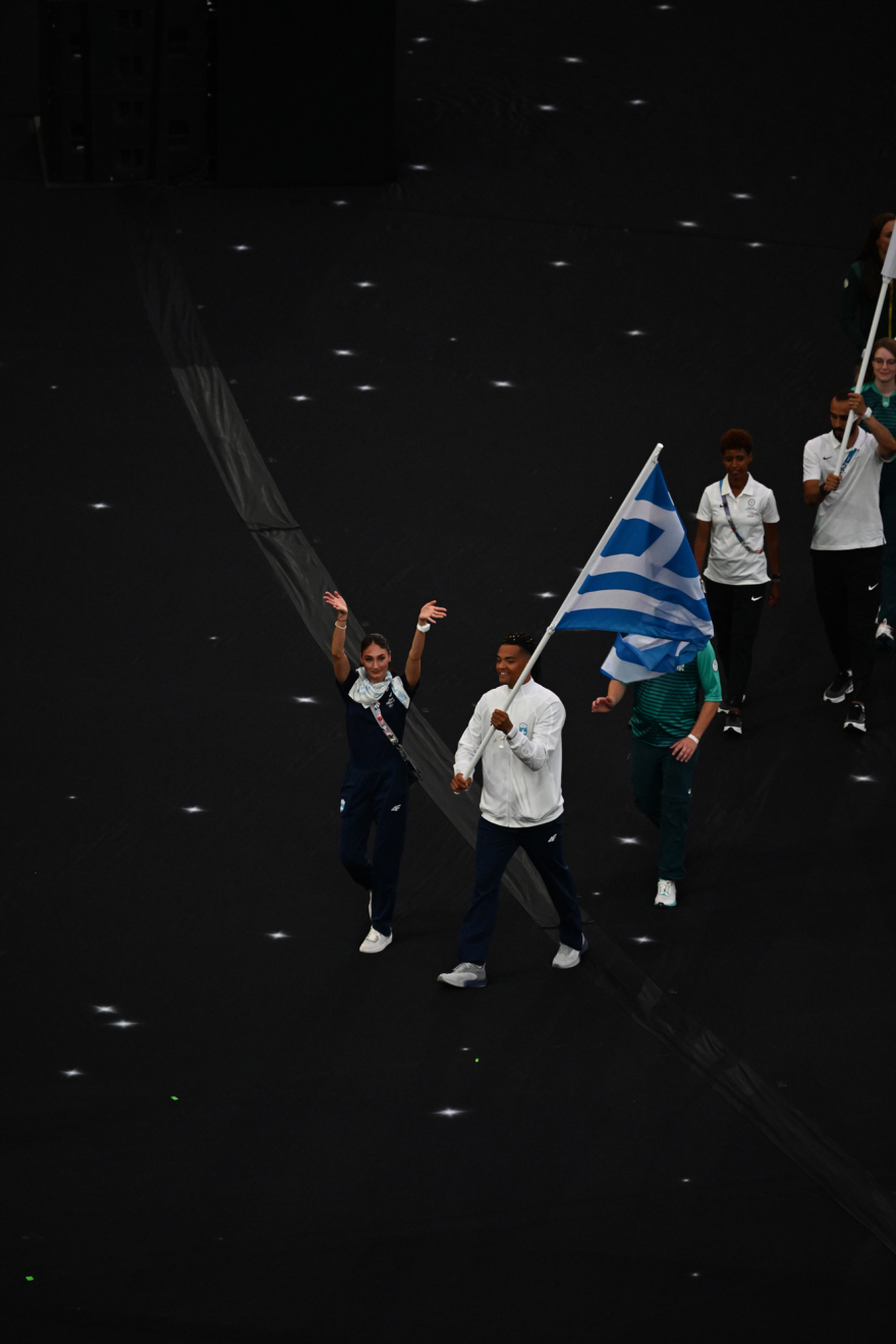 Τελετή λήξης των Ολυμπιακών Αγώνων: Η είσοδος Καραλή-Πλατανιώτη με την ελληνική σημαία στο Stade de France, δείτε βίντεο