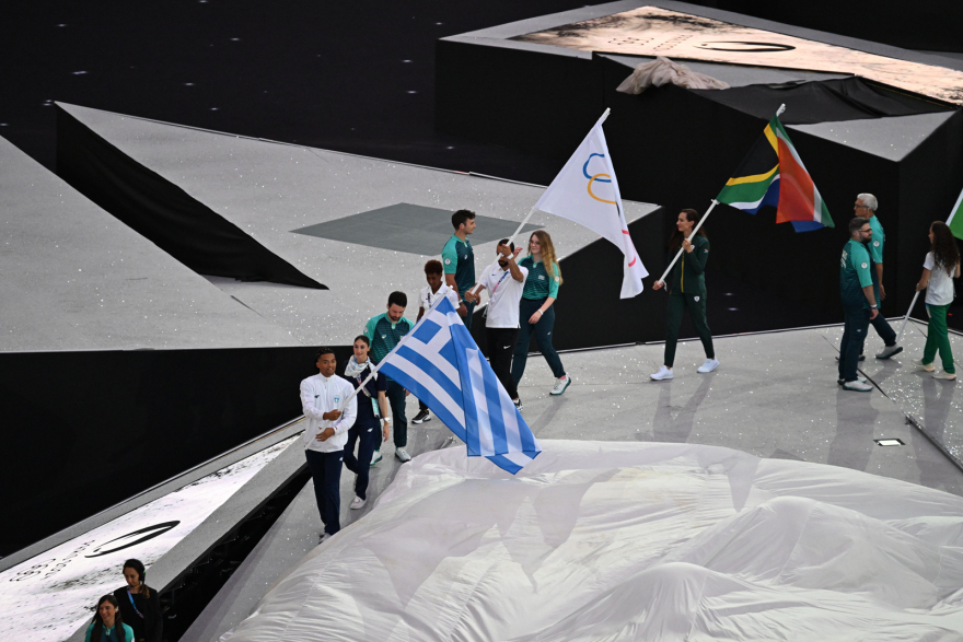 Τελετή λήξης των Ολυμπιακών Αγώνων: Η είσοδος Καραλή-Πλατανιώτη με την ελληνική σημαία στο Stade de France, δείτε βίντεο
