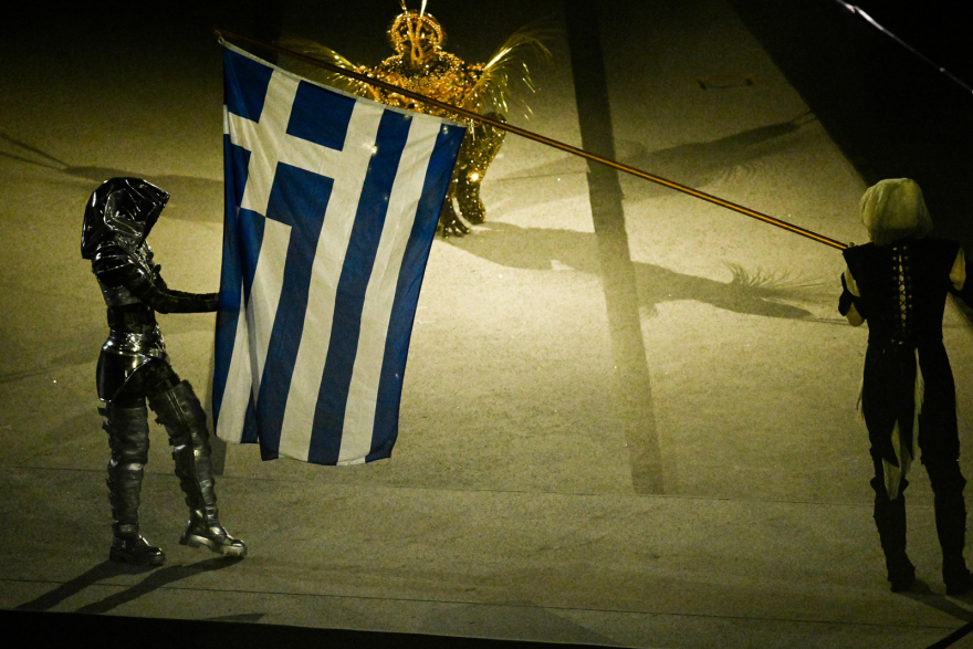 Τελετή λήξης των Ολυμπιακών Αγώνων: Η είσοδος Καραλή-Πλατανιώτη με την ελληνική σημαία στο Stade de France, δείτε βίντεο