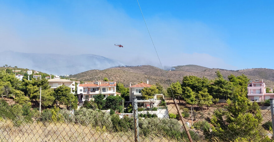 Φωτιά στην Αττική:   Τα 30χλμ. φτάνει το μέτωπο της πυρκαγιάς που καίει το Πεντελικό όρος - Επιχειρούν 670 πυροσβέστες