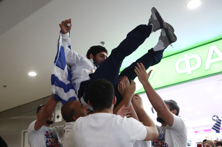 Ολυμπιακοί Αγώνες 2024: Πέταξαν στον... αέρα τον Κουρουγκλίεφ κατά την επιστροφή του στην Ελλάδα - Φωτογραφίες 