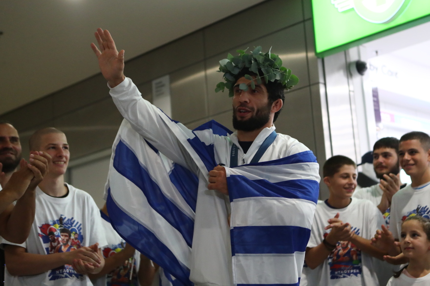 Ολυμπιακοί Αγώνες 2024: Πέταξαν στον... αέρα τον Κουρουγκλίεφ κατά την επιστροφή του στην Ελλάδα - Φωτογραφίες 