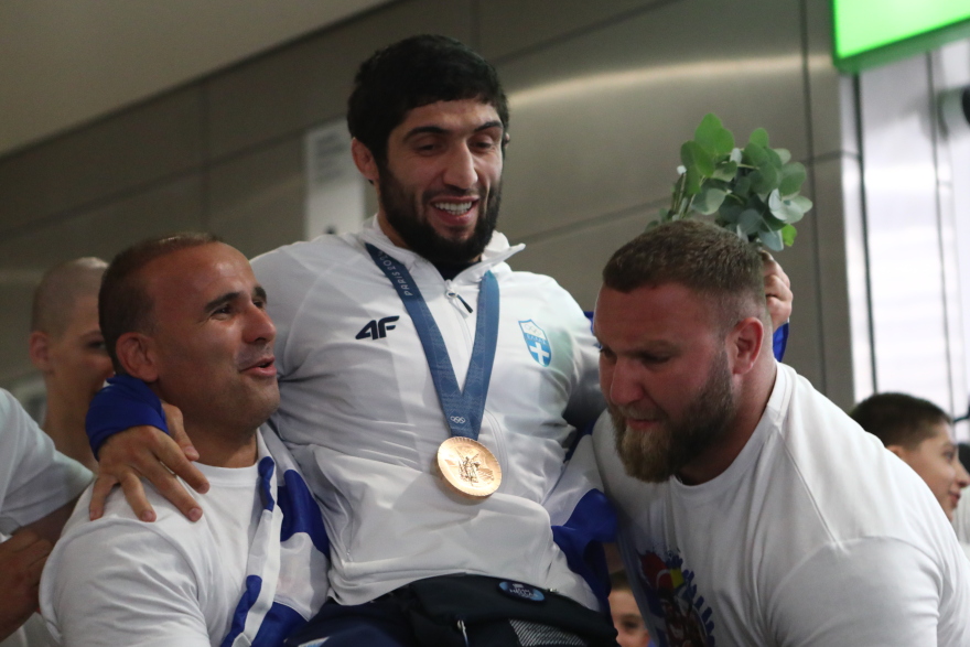 Ολυμπιακοί Αγώνες 2024: Πέταξαν στον... αέρα τον Κουρουγκλίεφ κατά την επιστροφή του στην Ελλάδα - Φωτογραφίες 