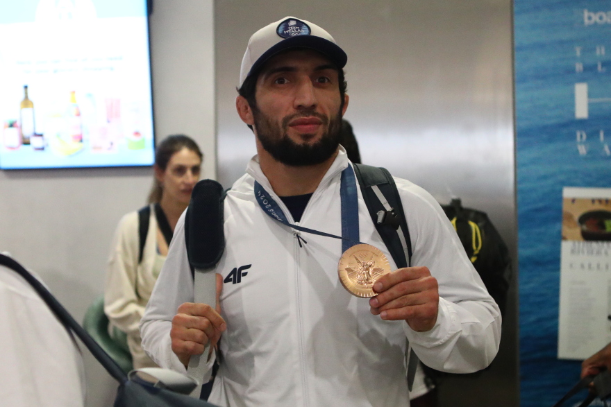 Ολυμπιακοί Αγώνες 2024: Πέταξαν στον... αέρα τον Κουρουγκλίεφ κατά την επιστροφή του στην Ελλάδα - Φωτογραφίες 