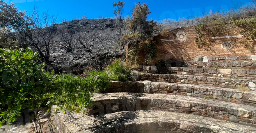 Φωτιά στην Αττική: Στις φλόγες παραδόθηκαν σπίτια, από θαύμα γλίτωσε το ησυχαστήριο του Θανάση Ευθυμιάδη