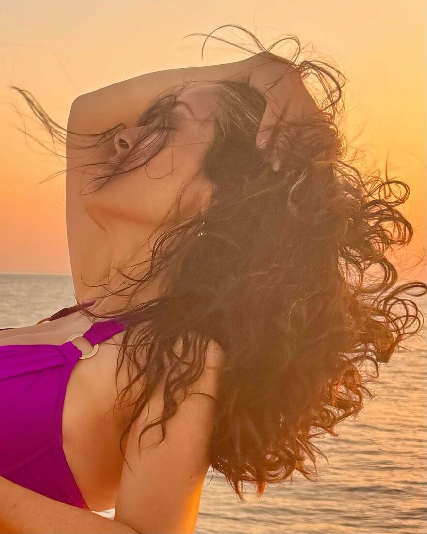 Σάλμα Χάγιεκ: Ποζάρει πάνω σε σκάφος με το μαγιό της