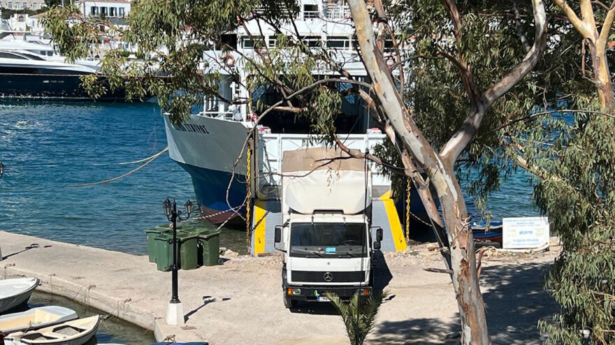 Φωτιά στο ferry boat που εκτελεί τη γραμμή Σπέτσες-Κόστα: Χωρίς ΙΧ η μεταφορά των επιβατών, μετ΄ εμποδίων η τροφοδοσία του νησιού