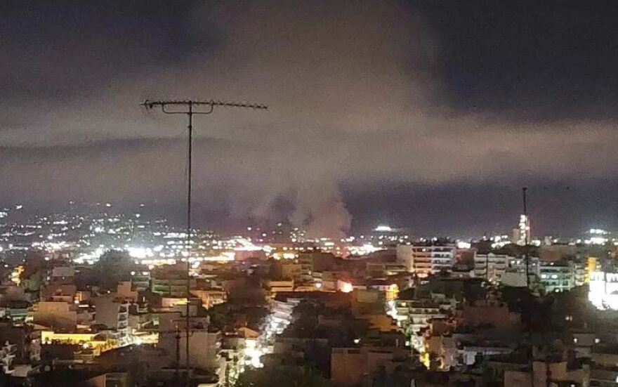 Θεσσαλονίκη: Πυκνοί καπνοί στα δυτικά από φωτιά στο πρώην στρατόπεδο Καρατάσιου στην Πολίχνη