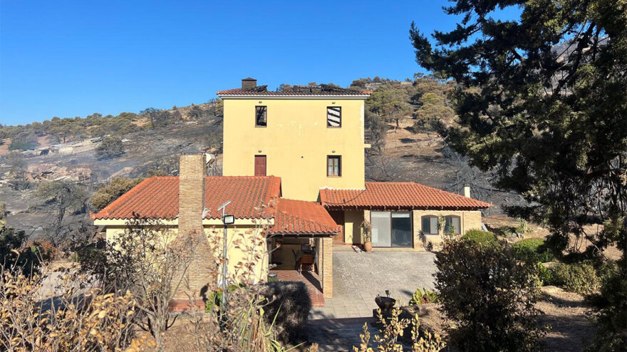 Φωτιά στην Αττική: Αυτό είναι το σπίτι του καταδικασθέντα για τη φωτιά στο Μάτι που καταστράφηκε στη φωτιά της Πεντέλης