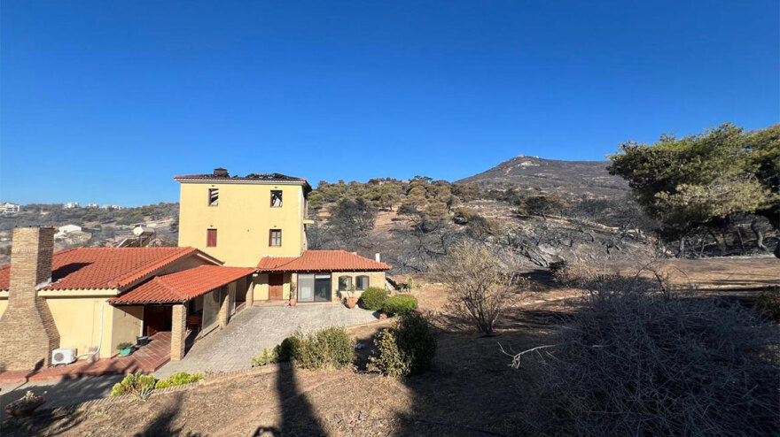 Φωτιά στην Αττική: Αυτό είναι το σπίτι του καταδικασθέντα για τη φωτιά στο Μάτι που καταστράφηκε στη φωτιά της Πεντέλης