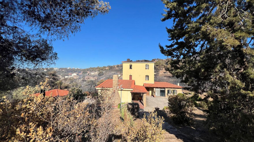 Φωτιά στην Αττική: Αυτό είναι το σπίτι του καταδικασθέντα για τη φωτιά στο Μάτι που καταστράφηκε στη φωτιά της Πεντέλης