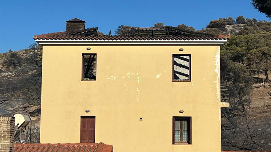 Φωτιά στην Αττική: Αυτό είναι το σπίτι του καταδικασθέντα για τη φωτιά στο Μάτι που καταστράφηκε στη φωτιά της Πεντέλης