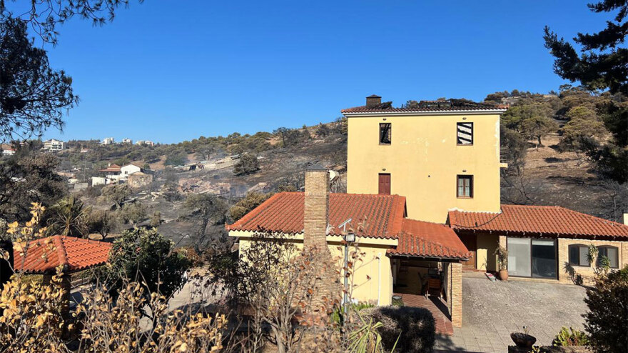 Φωτιά στην Αττική: Αυτό είναι το σπίτι του καταδικασθέντα για τη φωτιά στο Μάτι που καταστράφηκε στη φωτιά της Πεντέλης