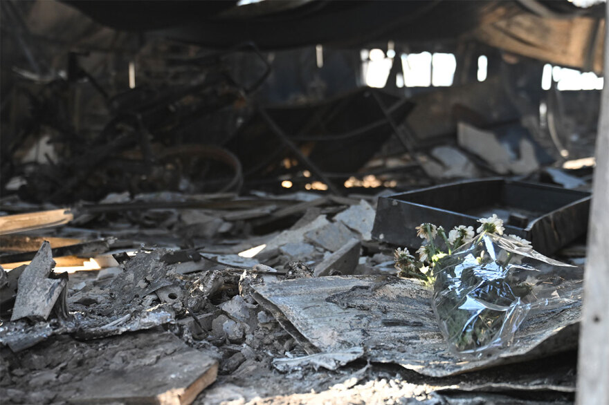 Φωτιά στην Αττική:  Θρήνος για τη γυναίκα που βρέθηκε απανθρακωμένη σε βιοτεχνία που κάηκε στο Πάτημα Χαλανδρίου