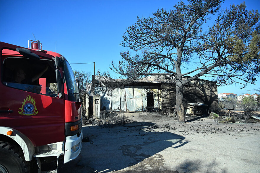 Φωτιά στην Αττική:  Θρήνος για τη γυναίκα που βρέθηκε απανθρακωμένη σε βιοτεχνία που κάηκε στο Πάτημα Χαλανδρίου