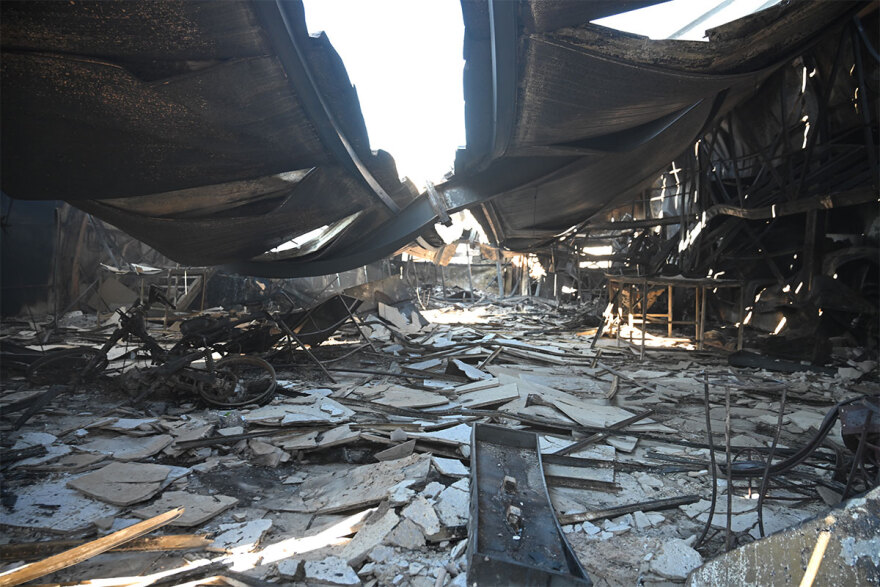 Φωτιά στην Αττική:  Θρήνος για τη γυναίκα που βρέθηκε απανθρακωμένη σε βιοτεχνία που κάηκε στο Πάτημα Χαλανδρίου