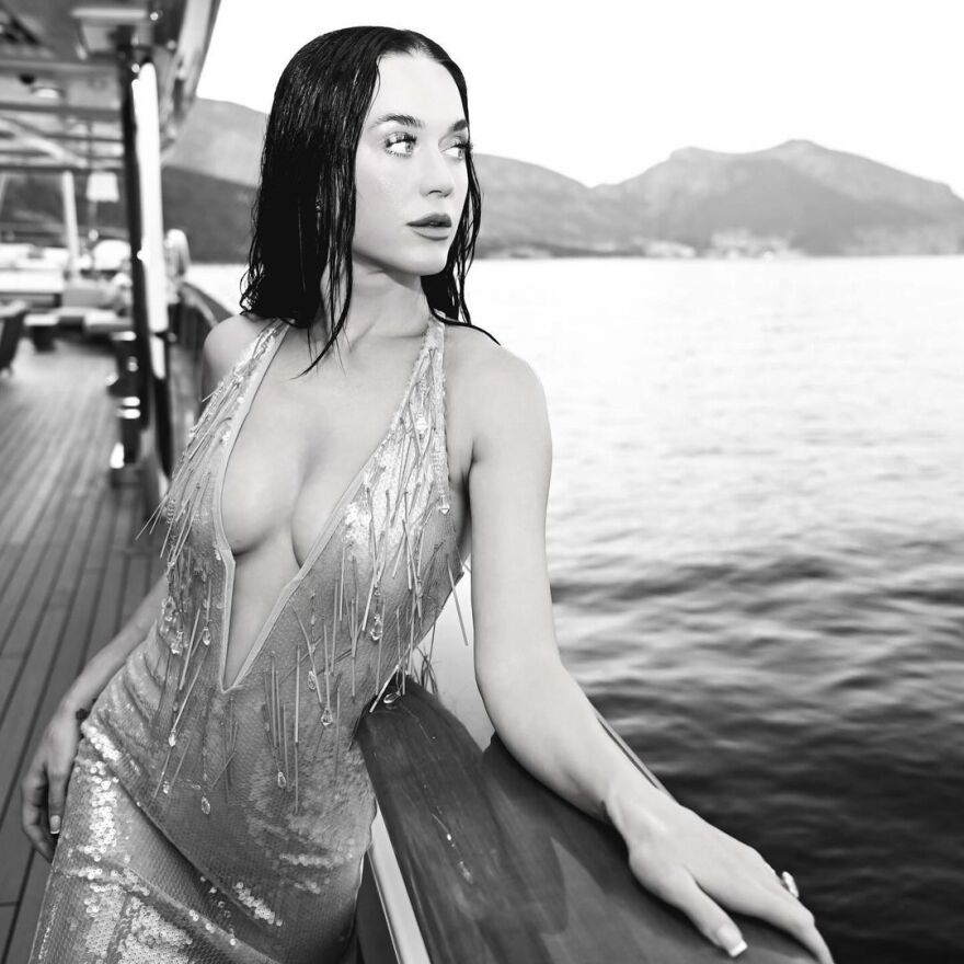 Κέιτι Πέρι: Ποζάρει με βαθύ ντεκολτέ στο Instagram