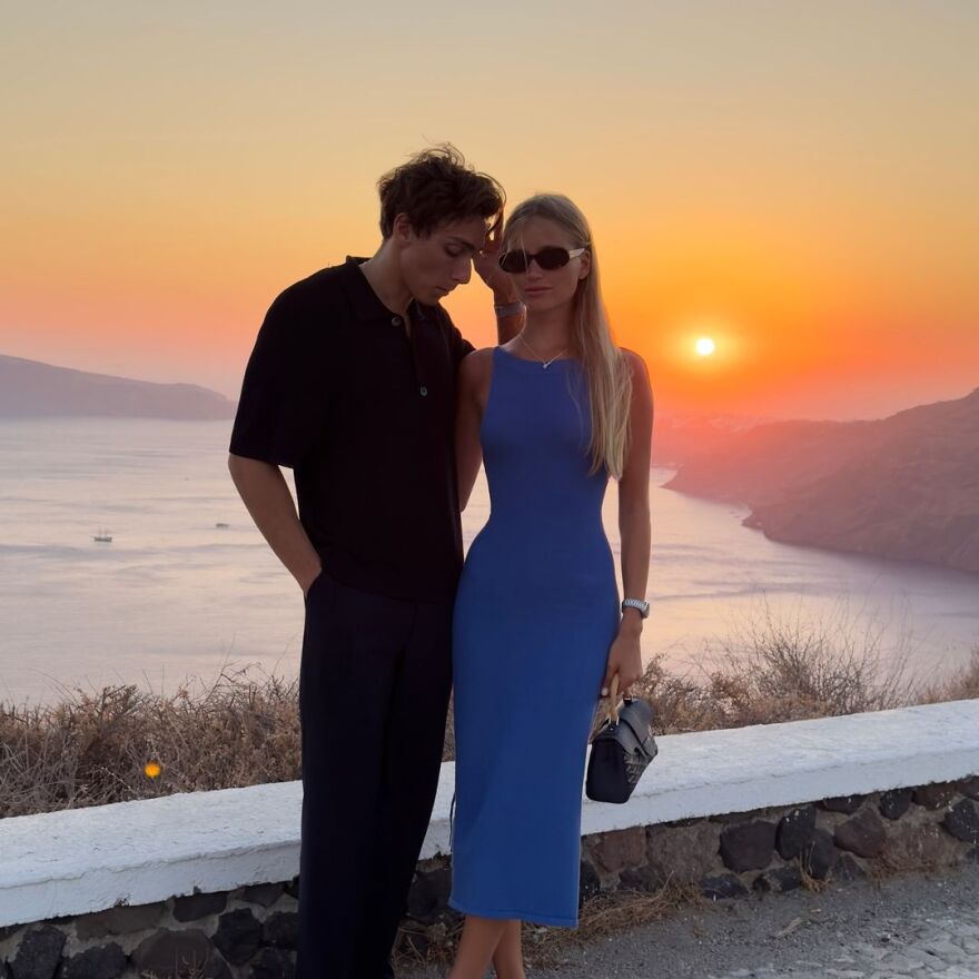 Αρμάντ Ντουπλάντις:  Απολαμβάνει με τη σύντροφό του το ηλιοβασίλεμα στη Σαντορίνη - Δείτε φωτογραφίες