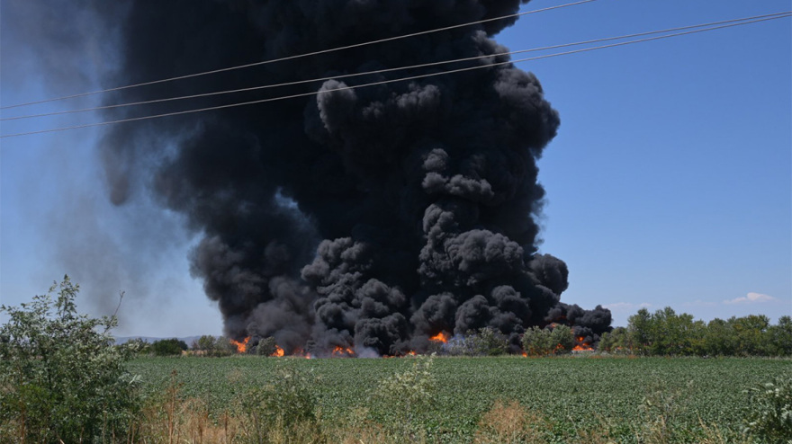 Βίντεο: Αγροτική έκταση και χώρο επιχείρησης καίει φωτιά στο Ομορφοχώρι Λάρισας - Μήνυμα από το 112