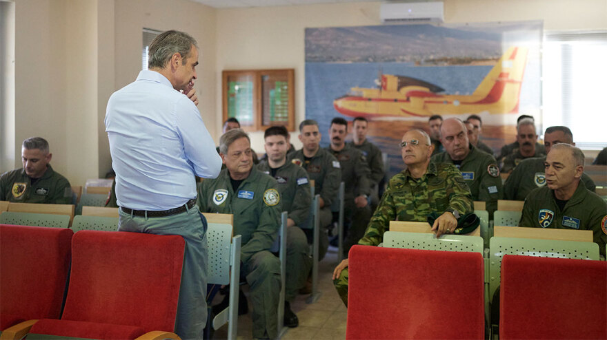 Μητσοτάκης: Στην βάση των Canadair στην Ελευσίνα - «Να γινόμαστε καλύτεροι, αλλά μην απαξιωθεί η δουλειά του κρατικού μηχανισμού»