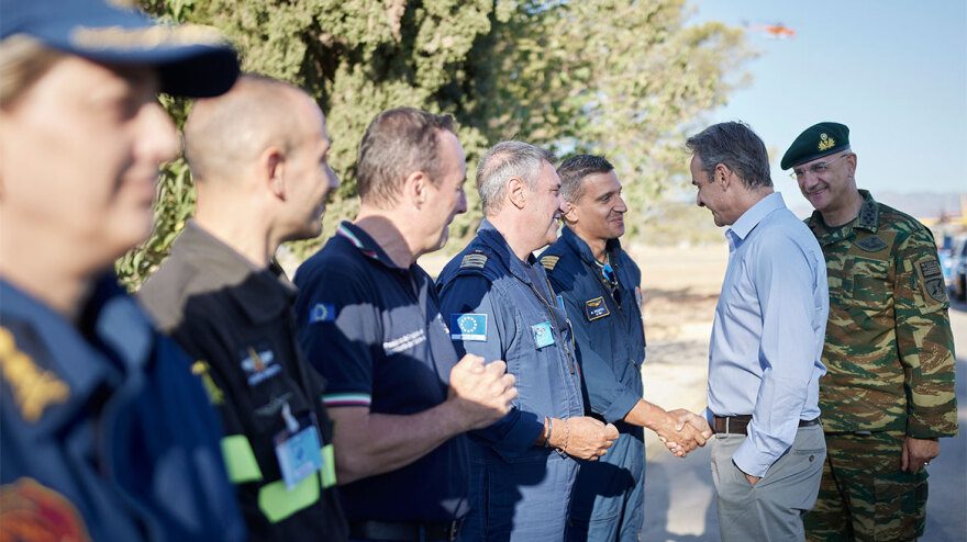 Μητσοτάκης: Στην βάση των Canadair στην Ελευσίνα - «Να γινόμαστε καλύτεροι, αλλά μην απαξιωθεί η δουλειά του κρατικού μηχανισμού»