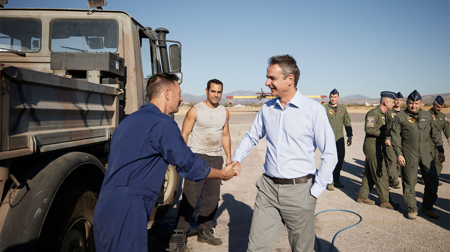Μητσοτάκης: Στην βάση των Canadair στην Ελευσίνα - «Να γινόμαστε καλύτεροι, αλλά μην απαξιωθεί η δουλειά του κρατικού μηχανισμού»