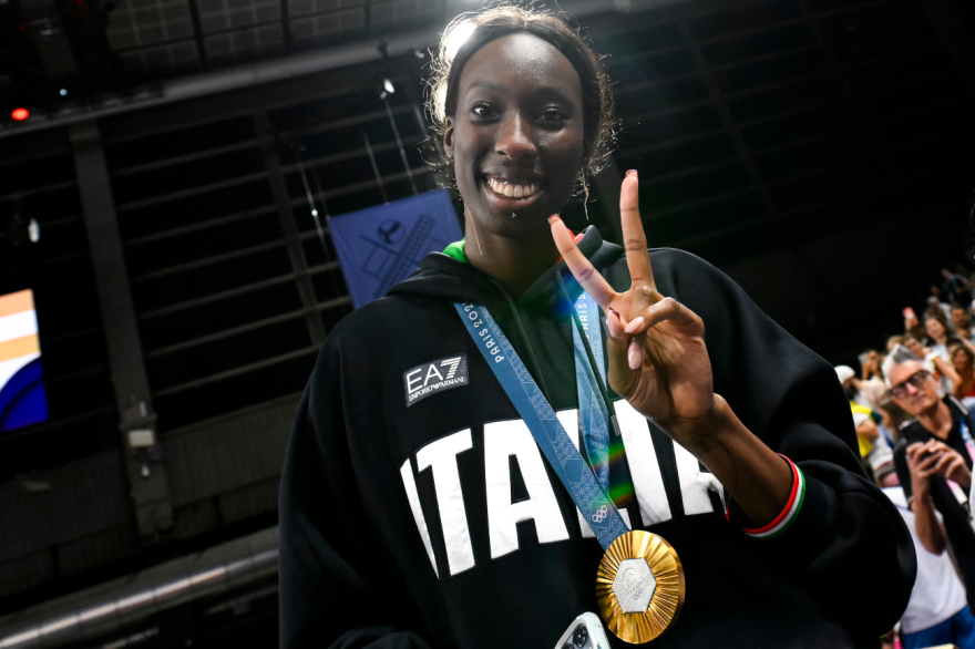 Ιταλία: Έβαψαν ροζ το δέρμα σε γκράφιτι της μαύρης ολυμπιονίκη του βόλεϊ, Πάολα Εγκόνου