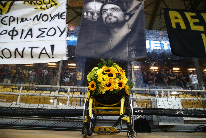 AEK: Η ομάδα της Ένωσης τίμησε τη μνήμη του Νίκου Ξηροκώστα - Βίντεο, φωτογραφίες 