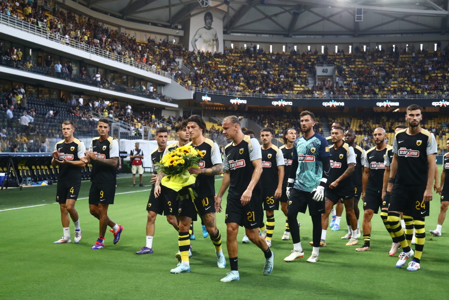 AEK: Η ομάδα της Ένωσης τίμησε τη μνήμη του Νίκου Ξηροκώστα - Βίντεο, φωτογραφίες 