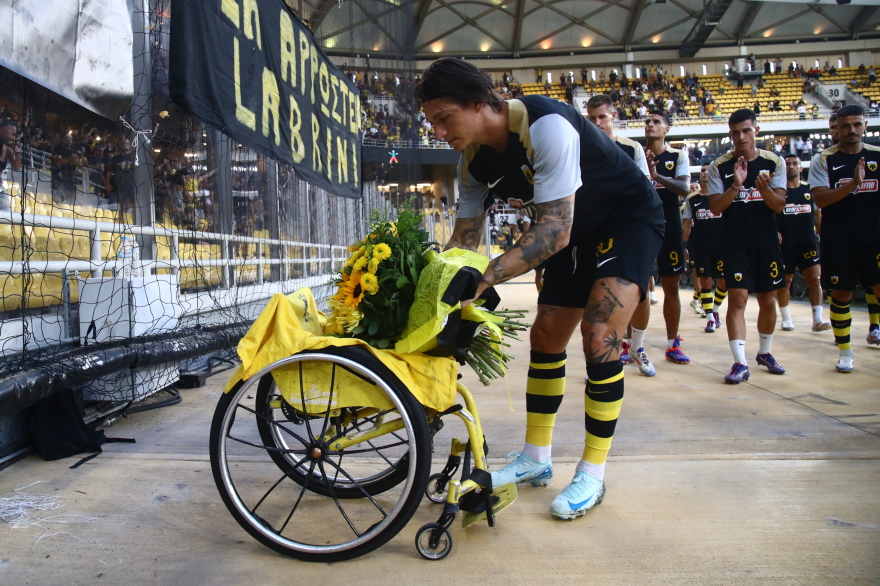 AEK: Η ομάδα της Ένωσης τίμησε τη μνήμη του Νίκου Ξηροκώστα - Βίντεο, φωτογραφίες 