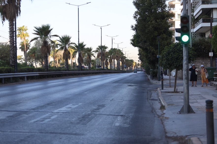 Δεκαπενταύγουστος: Έρημη πόλη η Αθήνα - Εικόνες από το άδειο κέντρο
