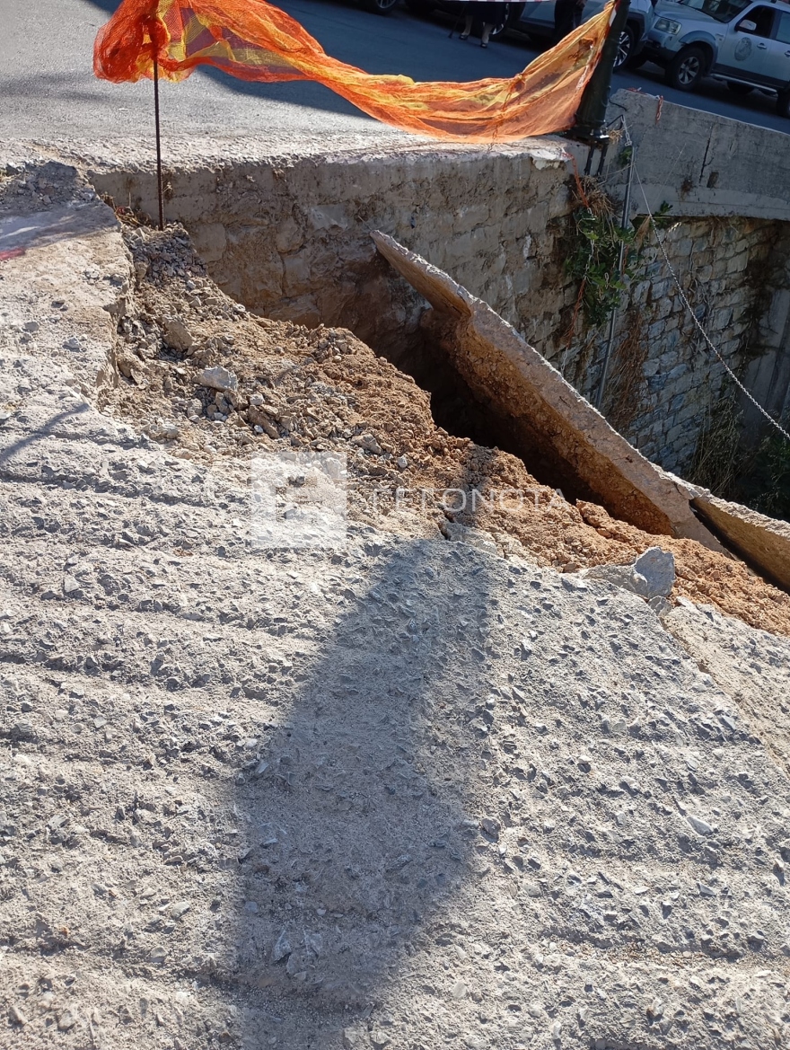 Πήλιο: Εγκλωβίστηκαν οχήματα στο πάρκινγκ στις Μηλιές μετά την κατάρρευση τμήματος δρόμου, δείτε φωτογραφίες