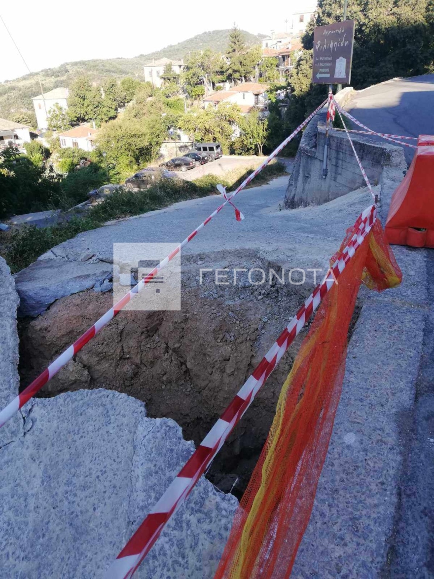 Πήλιο: Εγκλωβίστηκαν οχήματα στο πάρκινγκ στις Μηλιές μετά την κατάρρευση τμήματος δρόμου, δείτε φωτογραφίες