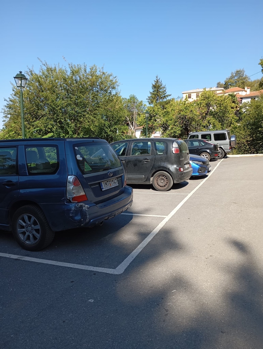 Πήλιο: Εγκλωβίστηκαν οχήματα στο πάρκινγκ στις Μηλιές μετά την κατάρρευση τμήματος δρόμου, δείτε φωτογραφίες